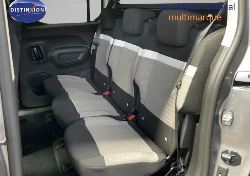 Vue intérieure côté droit des sièges arrière gris clair et noir du Citroën Berlingo MPV M 1.5 BlueHDi 130ch 2026.