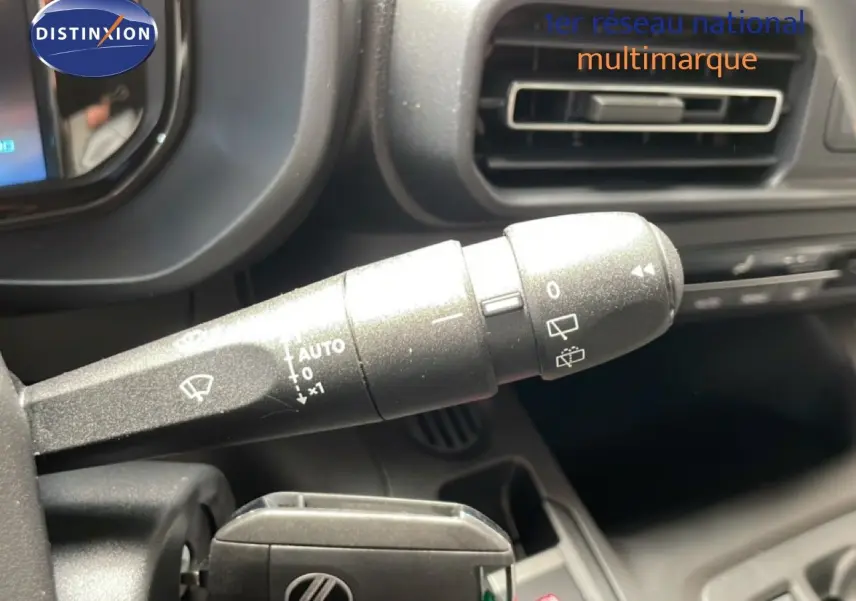 Gros plan sur la commande d'essuie-glace à gauche dans l'habitacle gris d'un Citroën Berlingo MPV 2026.
