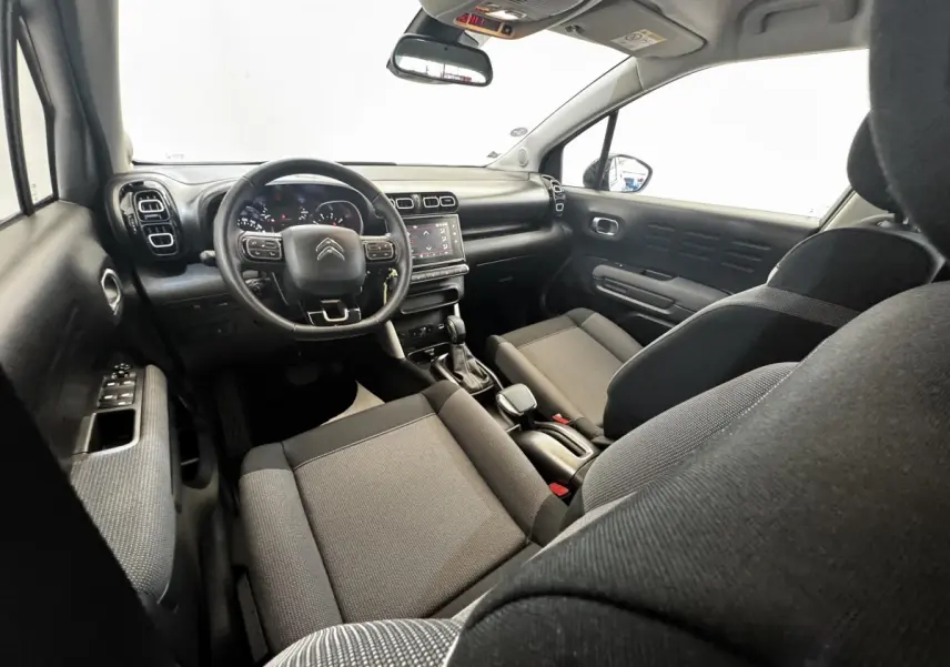 Intérieur de la Citroën C3 PureTech 110 2019, vue avant côté conducteur, volant cuir et écran tactile central.