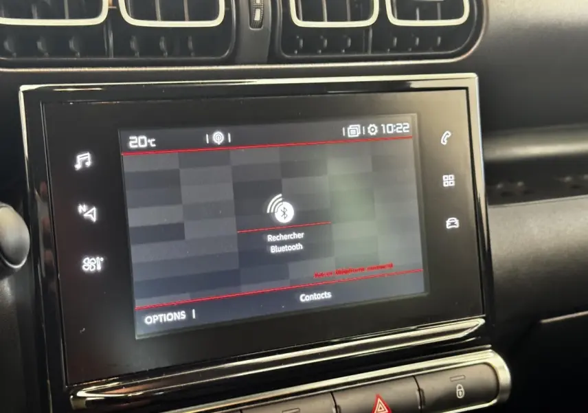 Écran tactile central de la Citroën C3 gris foncé, affichant la recherche Bluetooth dans l’habitacle.