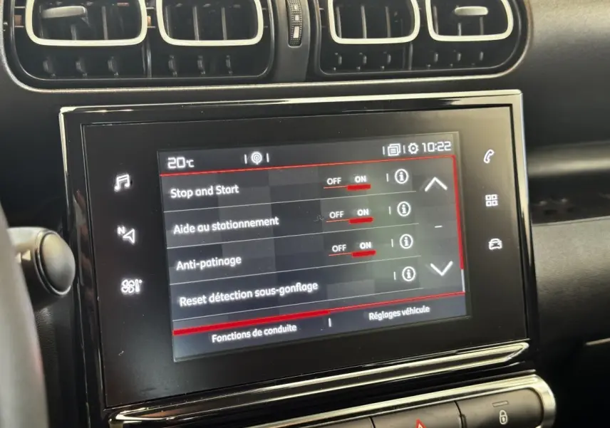 Écran tactile central affichant les réglages d’aide à la conduite dans l’habitacle noir d’une Citroën C3 gris foncé.