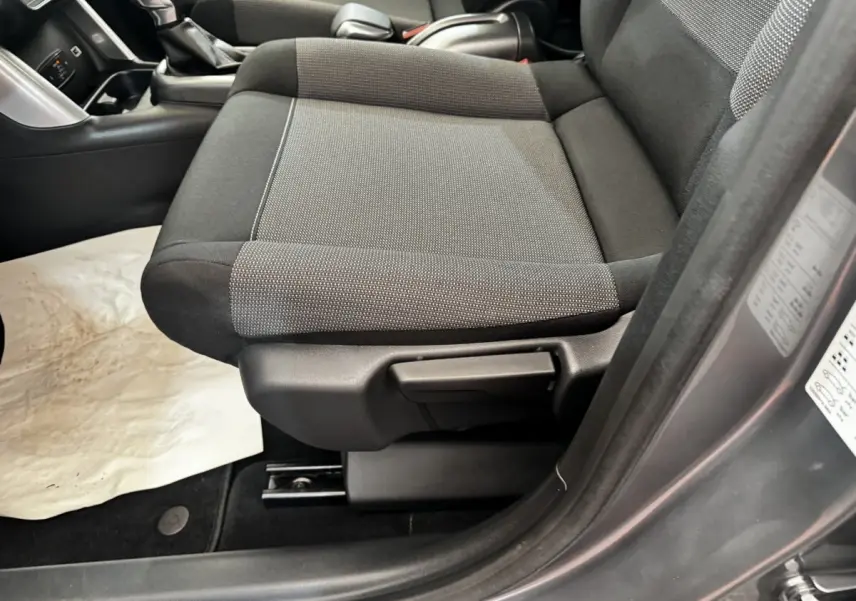 Gros plan sur le siège avant droit gris foncé de la Citroën C3 PureTech 2019 avec levier de boîte automatique visible.