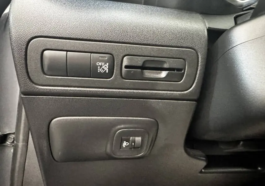 Détail des commandes côté gauche du tableau de bord gris foncé de la Citroën C3 PureTech 110 Shine 2019.