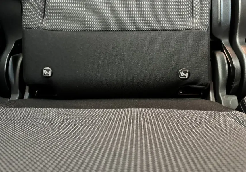 Gros plan sur la banquette arrière grise et noire de la Citroën C3 avec fixations Isofix visibles.