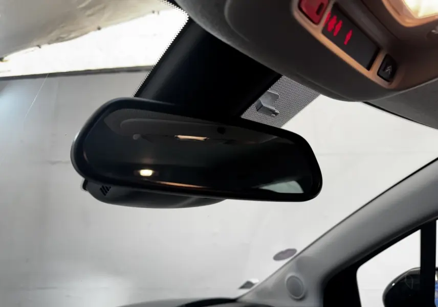 Vue rapprochée du rétroviseur intérieur d’une Citroën C3 2019, avec toit clair et pare-brise visible.