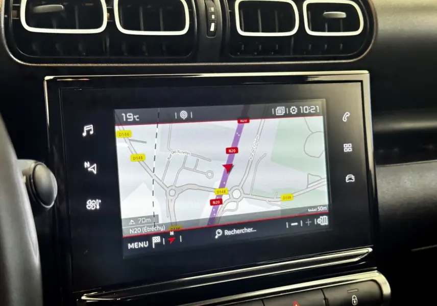 Écran tactile central affichant la navigation dans l’habitacle noir d’une Citroën C3 Shine gris foncé.
