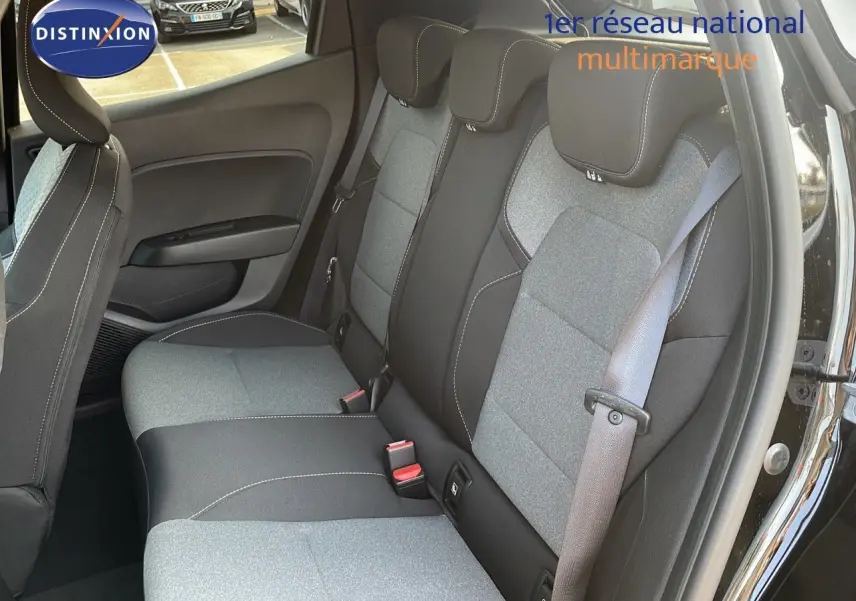 Vue côté droit sur les sièges arrière gris et noirs de la Renault Clio 1.5 DCI 100ch Evolution 2025 noire étoile métal.