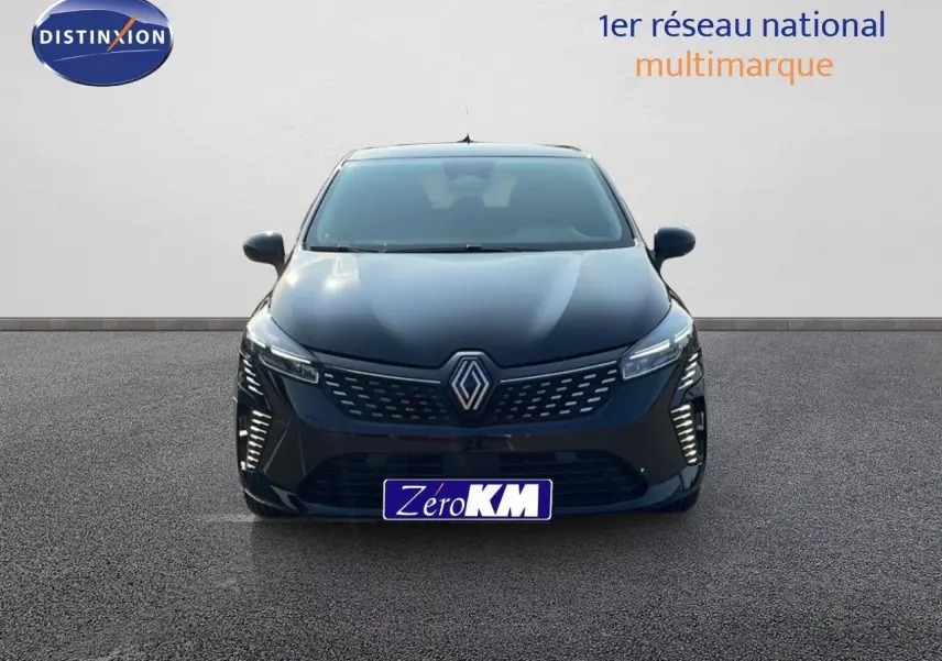 Vue frontale d'une Renault Clio 1.5 DCI 100CH Evolution noire étoile métal avec feux LED allumés sur un sol gris.
