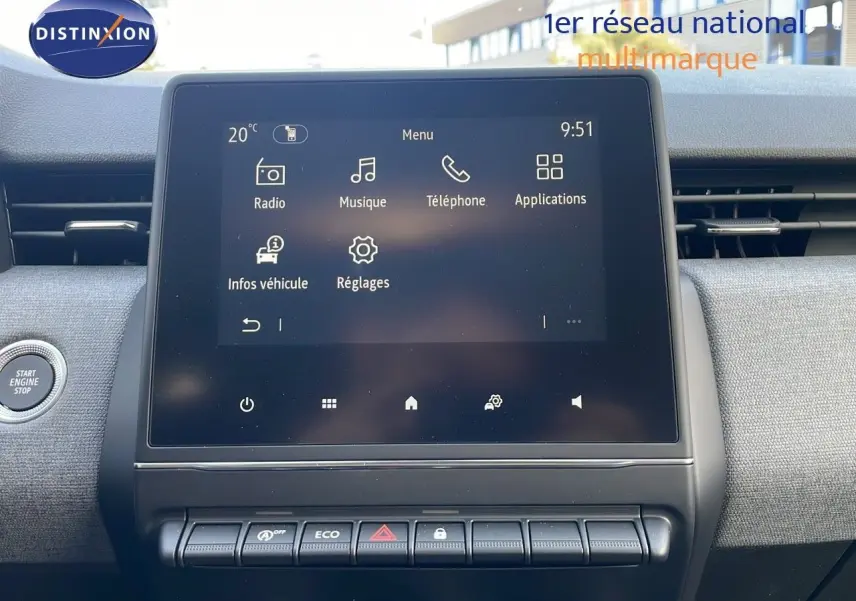 Écran tactile central de la Renault Clio 1.5 DCI 100CH Evolution 2025 avec commandes et tableau de bord gris.