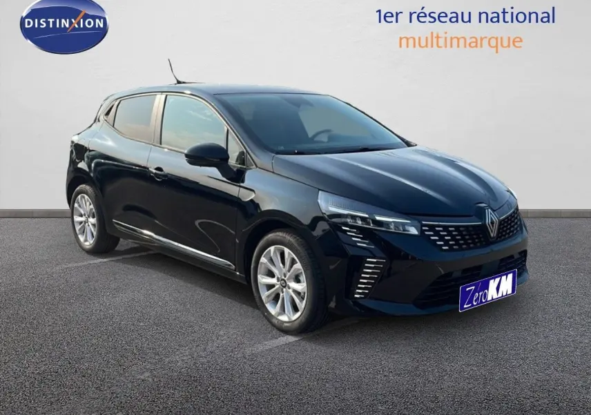 Renault Clio 1.5 dCi 100ch Evolution noir étoile métal vue 3/4 avant droit sur parking extérieur.