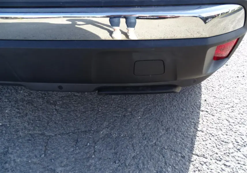 Gros plan sur le pare-chocs arrière gris Artense du Peugeot 3008 2017 avec feu rouge et capteurs de stationnement visibles.