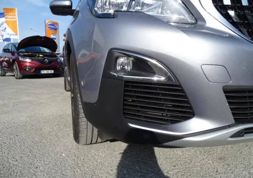 Gros plan sur l'avant droit gris Artense du Peugeot 3008 2017 avec antibrouillard et calandre noire.