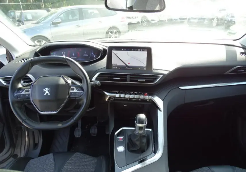 Intérieur du Peugeot 3008 2017, vue de face sur le tableau de bord avec écran tactile et levier de vitesses manuelle.