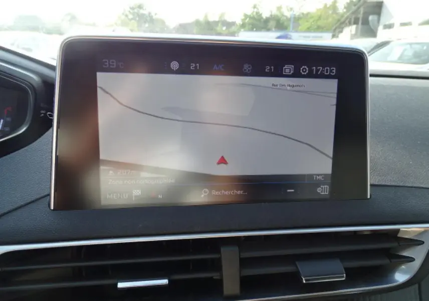 Écran tactile central affichant la navigation dans l'habitacle du Peugeot 3008 gris Artense, vue de face.