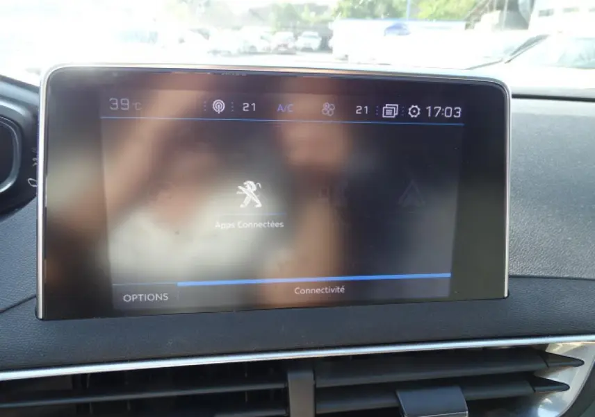 Écran tactile central affichant les applications connectées dans le tableau de bord du Peugeot 3008 gris Artense.
