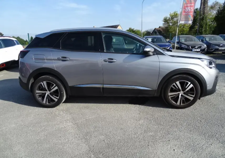 Profil côté gauche d’un Peugeot 3008 gris Artense 2017 avec barres de toit en aluminium et jantes alliage.
