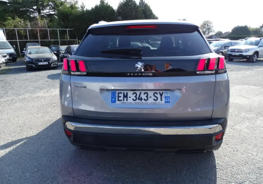 Vue arrière d'un Peugeot 3008 gris Artense avec feux arrière à trois griffes rouges et plaque d'immatriculation française.