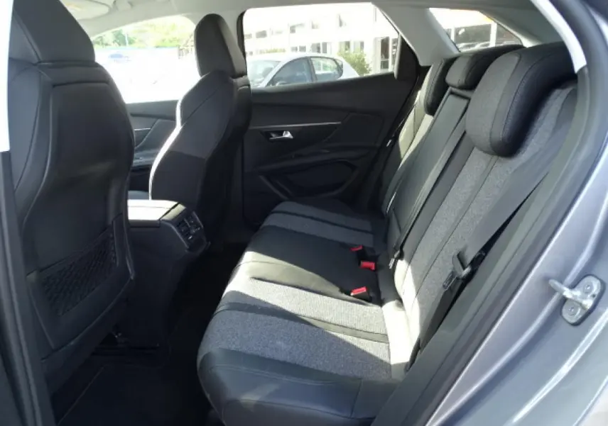 Vue intérieure côté droit des sièges arrière du Peugeot 3008 gris Artense, montrant les finitions tissu et cuir.