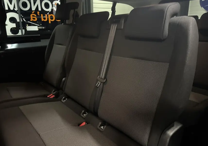 Banquette arrière en tissu bi-ton noir et gris vue de côté droit dans le FIAT Scudo Fourgon XL 2026.