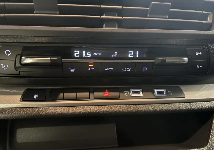 Gros plan sur la console centrale du Fiat Scudo Fourgon gris foncé, affichant la climatisation automatique et les commandes USB.