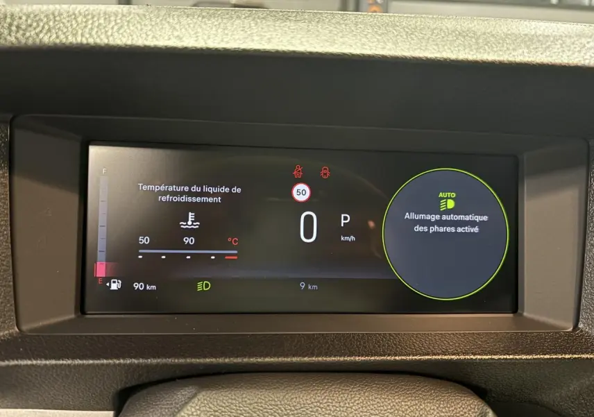 Affichage numérique du combiné de bord du Fiat Scudo Fourgon gris foncé, montrant la vitesse à 0 km/h et l'allumage automatique des phares activé.