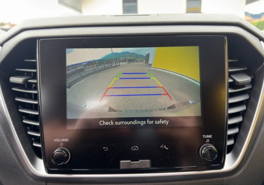 Écran tactile de la caméra de recul du tableau de bord de l'Isuzu D-MAX 2.2 TD 164 Space Evolution.