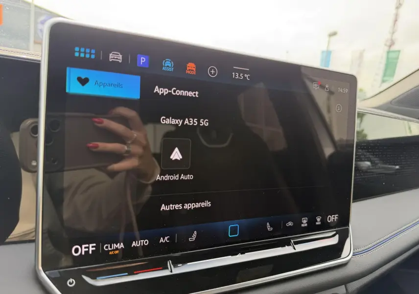 Écran tactile central du Volkswagen Tiguan 2025 affichant la connexion Android Auto, intérieur gris visible.