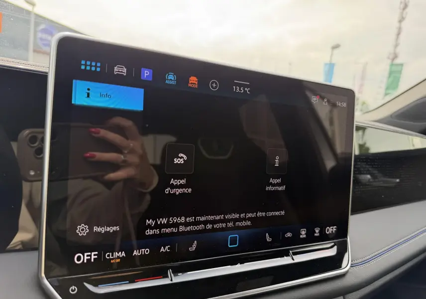 Écran tactile central du Volkswagen Tiguan 2025, vue rapprochée de la console intérieure avec affichage des options d'appel d'urgence.