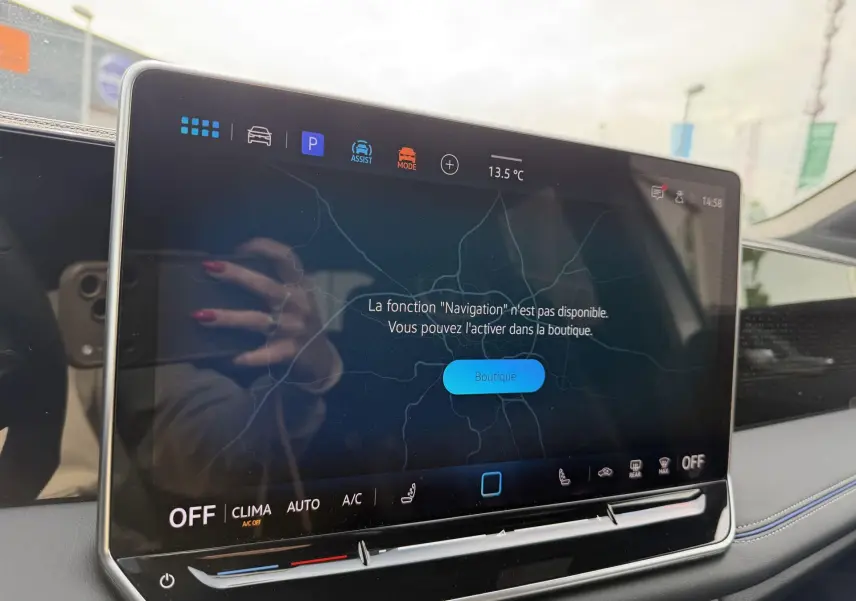 Gros plan sur l'écran tactile central du Volkswagen Tiguan 2025 avec interface digitale et commandes climatisation visibles.