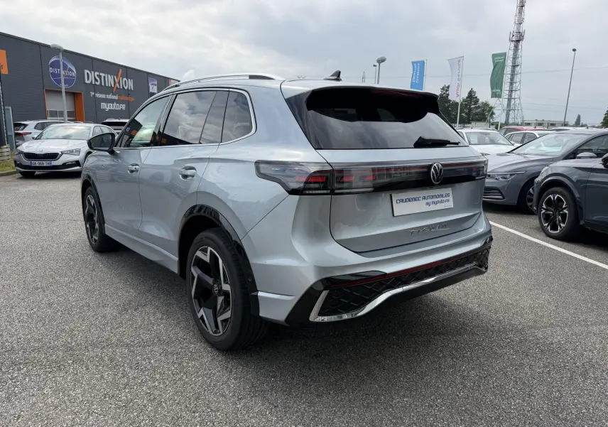 Vue 3/4 arrière droite du Volkswagen Tiguan gris métallisé avec jantes alliage 19 pouces et feux LED distinctifs.