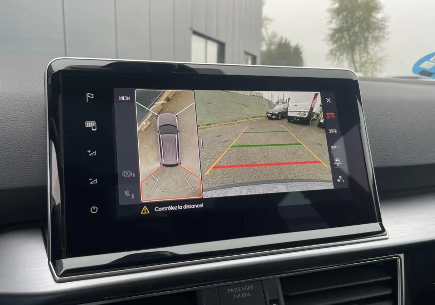 Écran tactile intérieur montrant la caméra 360° et la vue arrière du SEAT Tarraco gris Dauphin en stationnement.