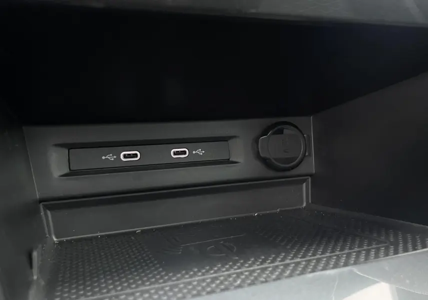 Gros plan sur les ports USB-C et prise 12V dans la console centrale du SEAT Tarraco 1.4 e-Hybrid gris dauphin 2024.