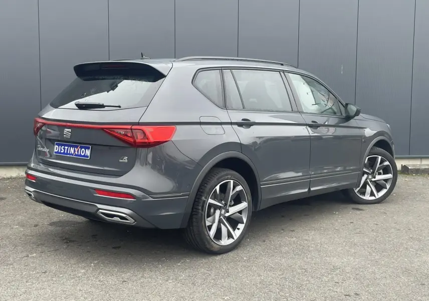 SEAT Tarraco 1.4 e-Hybrid gris dauphin vu de trois quarts arrière droit avec jantes alliage 20 pouces.