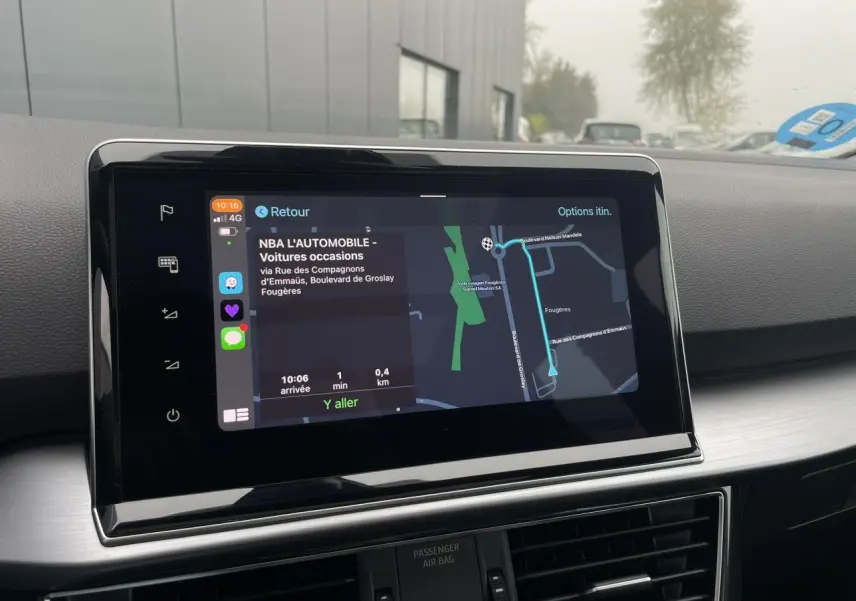 Écran tactile de navigation 9,2 pouces dans l’habitacle du SEAT Tarraco gris dauphin, vue centrale du tableau de bord.