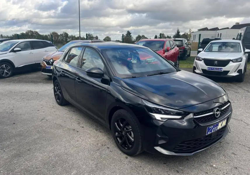 Opel Corsa GS Line noire vue 3/4 avant droit, jantes alliage noires et calandre sport dynamique.