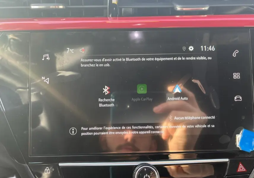 Écran tactile couleur 7 pouces de l'Opel Corsa GS Line 2022, affichant la connexion Bluetooth et Android Auto.