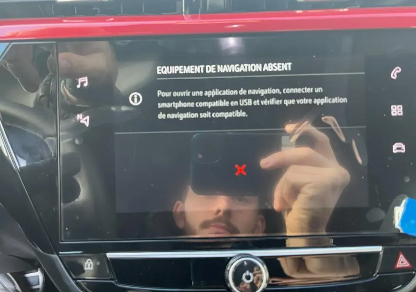 Écran tactile central de la console d'une Opel Corsa noire, affichant un message d'absence de navigation.
