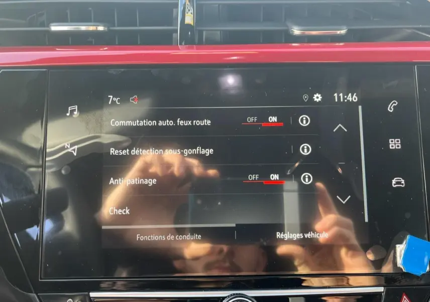 Écran tactile 7 pouces de l'Opel Corsa GS Line 2022 affichant les réglages de conduite, reflet visible.