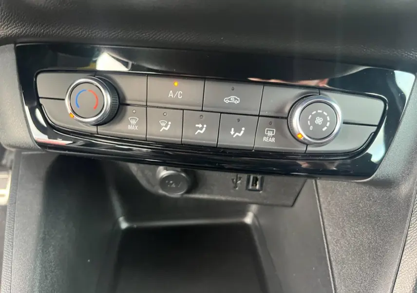 Panneau de commande de climatisation manuelle de l'Opel Corsa GS Line 2022 avec réglages de température et ventilation.