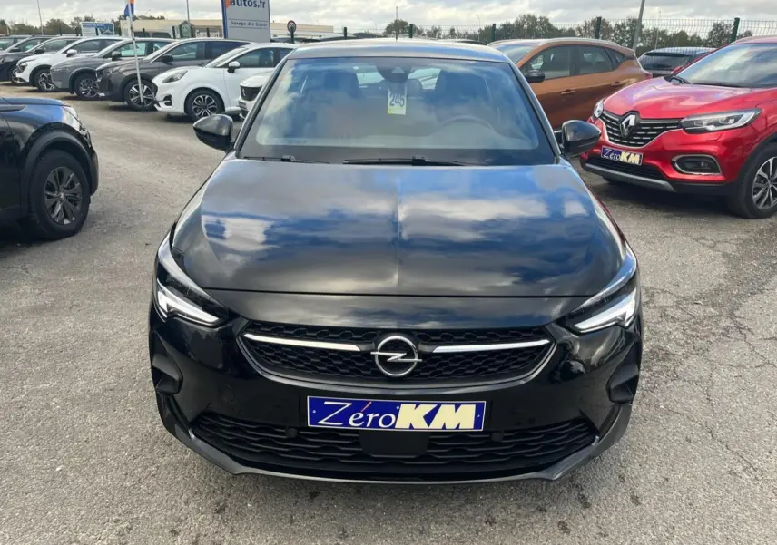 Vue frontale d'une Opel Corsa GS Line noire 2022 avec calandre sport et phares LED distinctifs.