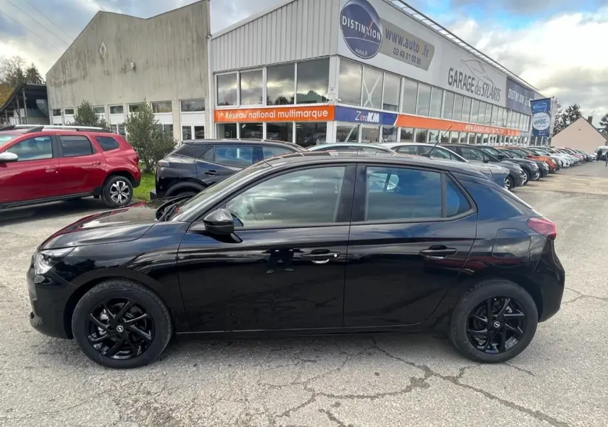Opel Corsa GS Line noire vue de profil côté gauche, avec jantes alliage noires et finition sport dynamique.