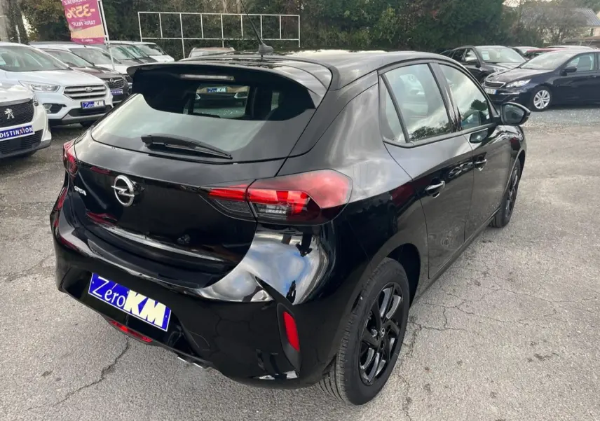 Vue 3/4 arrière droite d'une Opel Corsa GS Line noire avec jantes Gloss Black et pack esthétique Dynamic.