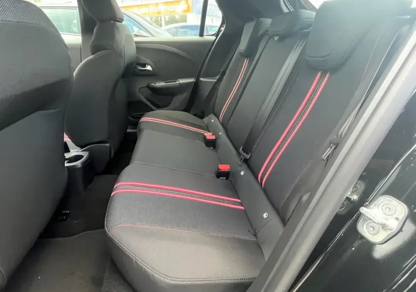 Vue intérieure côté droit des sièges arrière noirs avec surpiqûres rouges de l'Opel Corsa GS Line 2022.