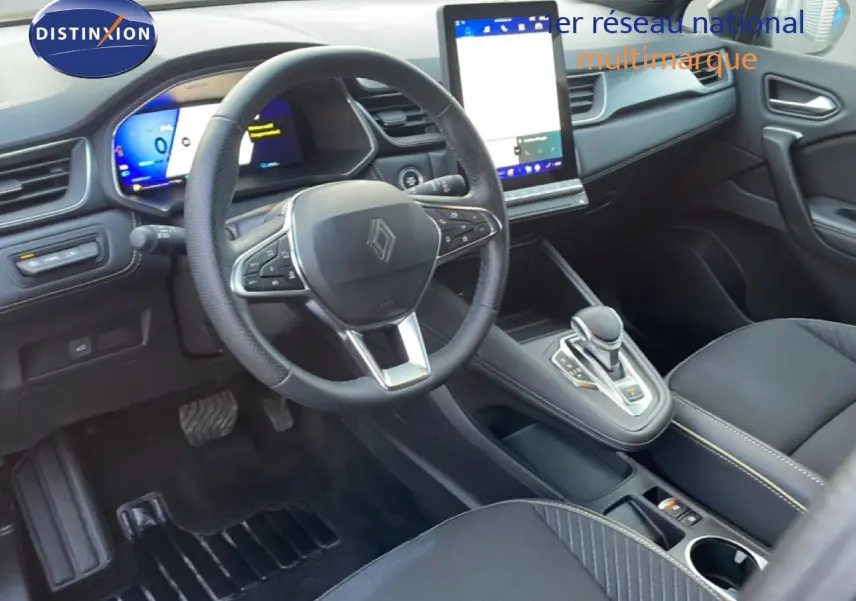 Vue intérieure côté conducteur du Renault Symbioz E-Tech Full Hybrid 145ch Iconic, avec volant cuir et écran tactile vertical.