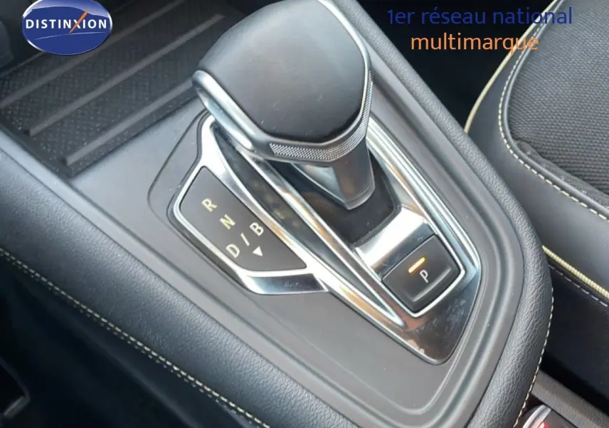 Le levier de vitesses automatique noir et chrome de la Renault Symbioz gris cassiopée, vue rapprochée de la console centrale.