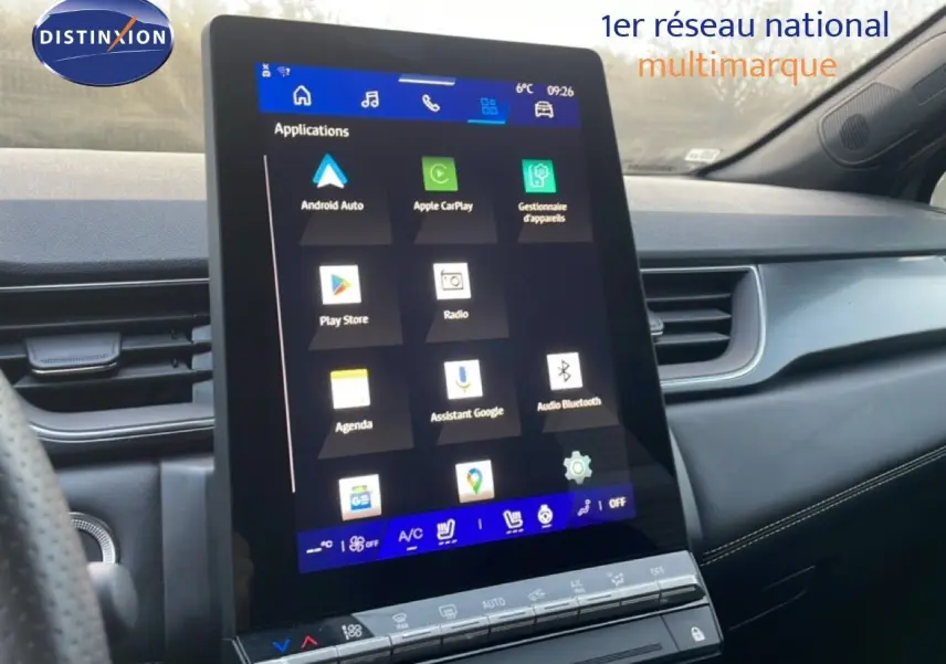Vue intérieure du tableau de bord du Renault Symbioz 2025 avec écran tactile central affichant les applications connectées.