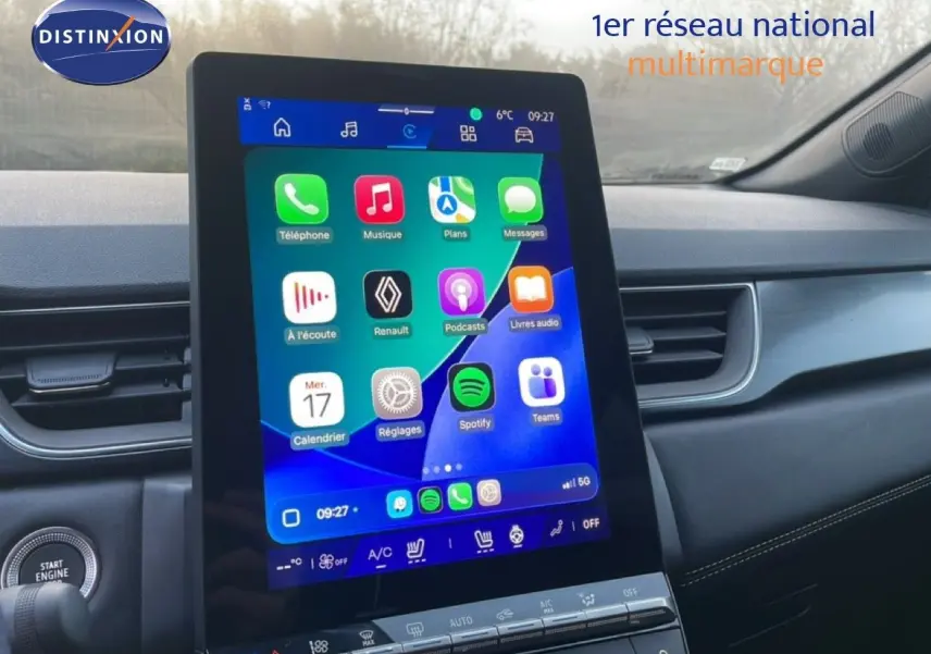 Vue intérieure centrée sur l'écran tactile vertical du tableau de bord du Renault Symbioz gris cassiopée.