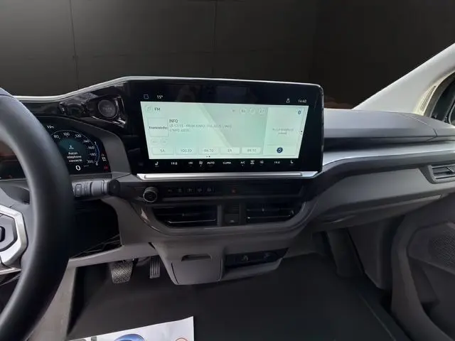 Vue intérieure du tableau de bord du Volkswagen Transporter ProCab 2026 avec écran tactile large et volant multifonction.