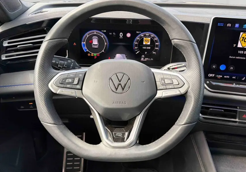 Vue frontale du volant cuir multifonction Volkswagen Tiguan 2025 avec Digital Cockpit Pro et écran tactile central.
