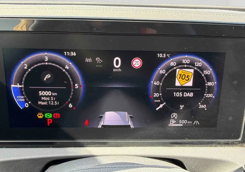 Affichage numérique Digital Cockpit Pro du Volkswagen Tiguan gris, vue frontale du tableau de bord avec compteurs et infos.